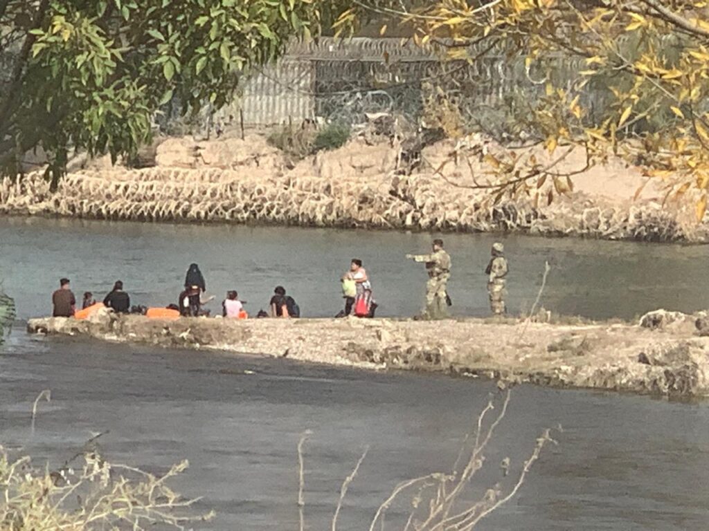 WhatsApp-Image-2024-12-17-at-4.32.06-PM-1-1024x768 Con tácticas intimidatorias regresan a migrantes en Texas