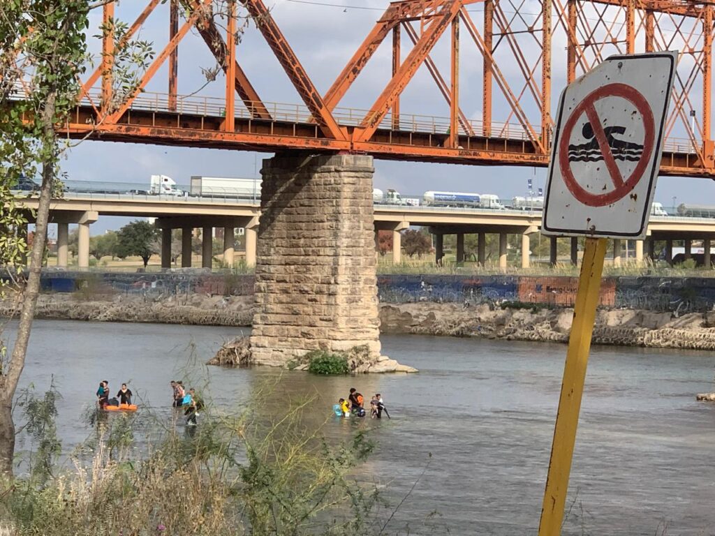WhatsApp-Image-2024-12-17-at-4.32.07-PM-3-1024x768 Con tácticas intimidatorias regresan a migrantes en Texas