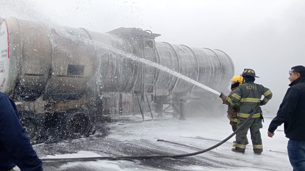 9b23fd6b-8d8a-44b9-b3b7-0346c31ea277-1024x576 Bomberos de Piedras Negras Atienden Incendio de Carro Tanque por Volcadura en Carretera 57