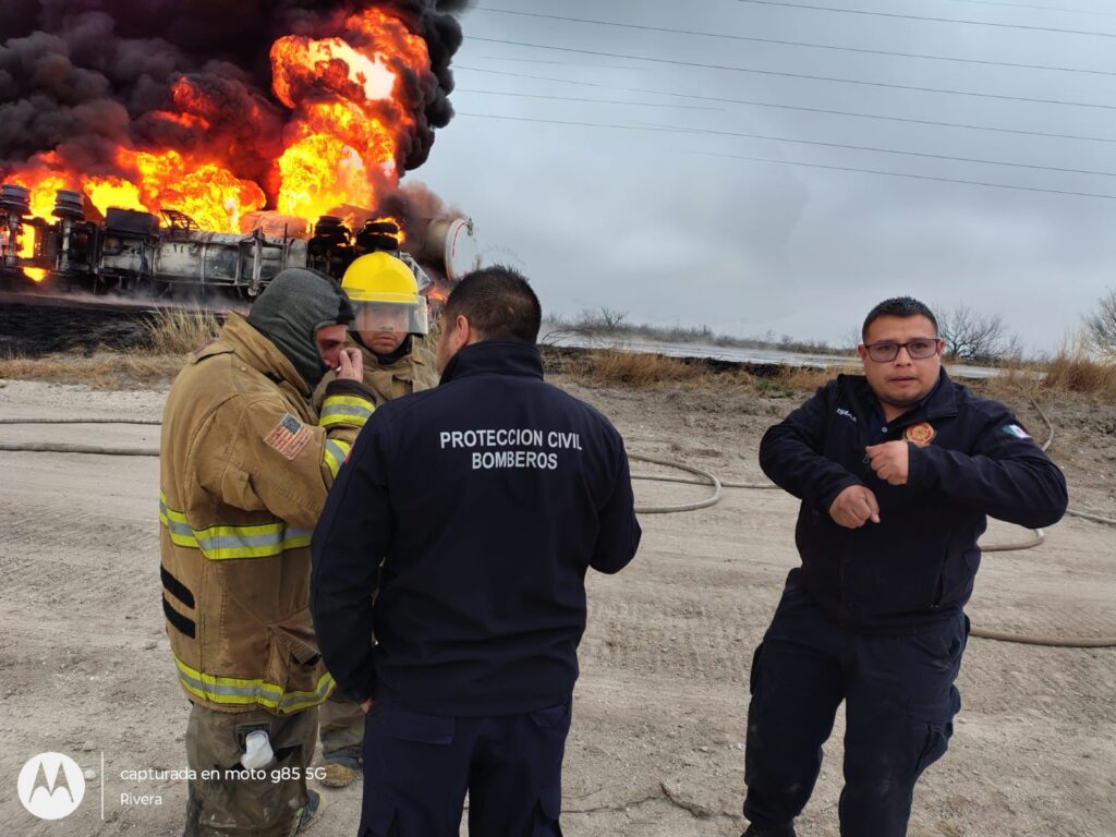 da682e78-1764-4637-ac21-317a51a13de2-1024x768 Bomberos de Piedras Negras Atienden Incendio de Carro Tanque por Volcadura en Carretera 57