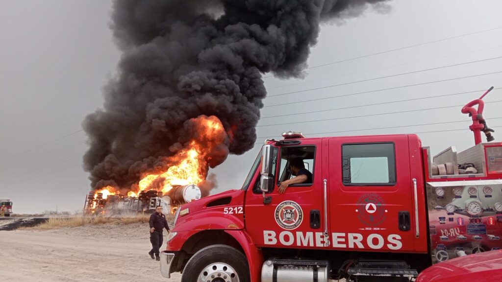 fb433c7c-ff8d-4b85-93ad-5bddd5fc5e5f-1024x576 Bomberos de Piedras Negras Atienden Incendio de Carro Tanque por Volcadura en Carretera 57