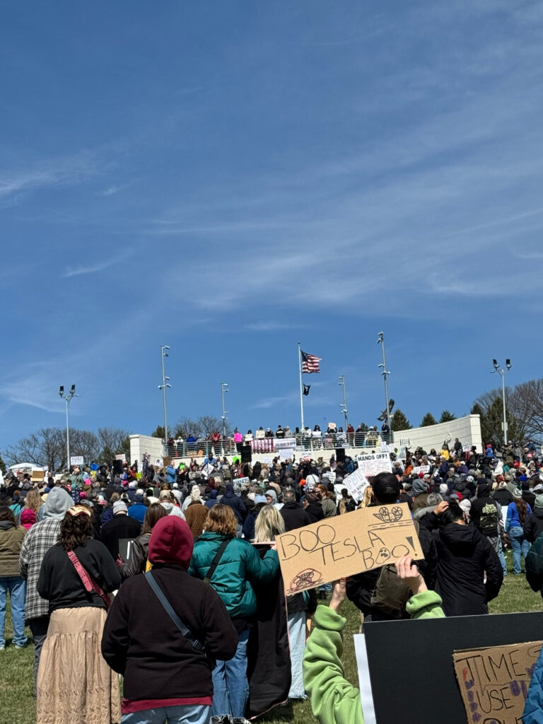 97c10246-a884-40de-9b05-1edf9bbc3228-768x1024 Manifestaciones “Hands Off”: El pulso ciudadano contra Trump y Musk