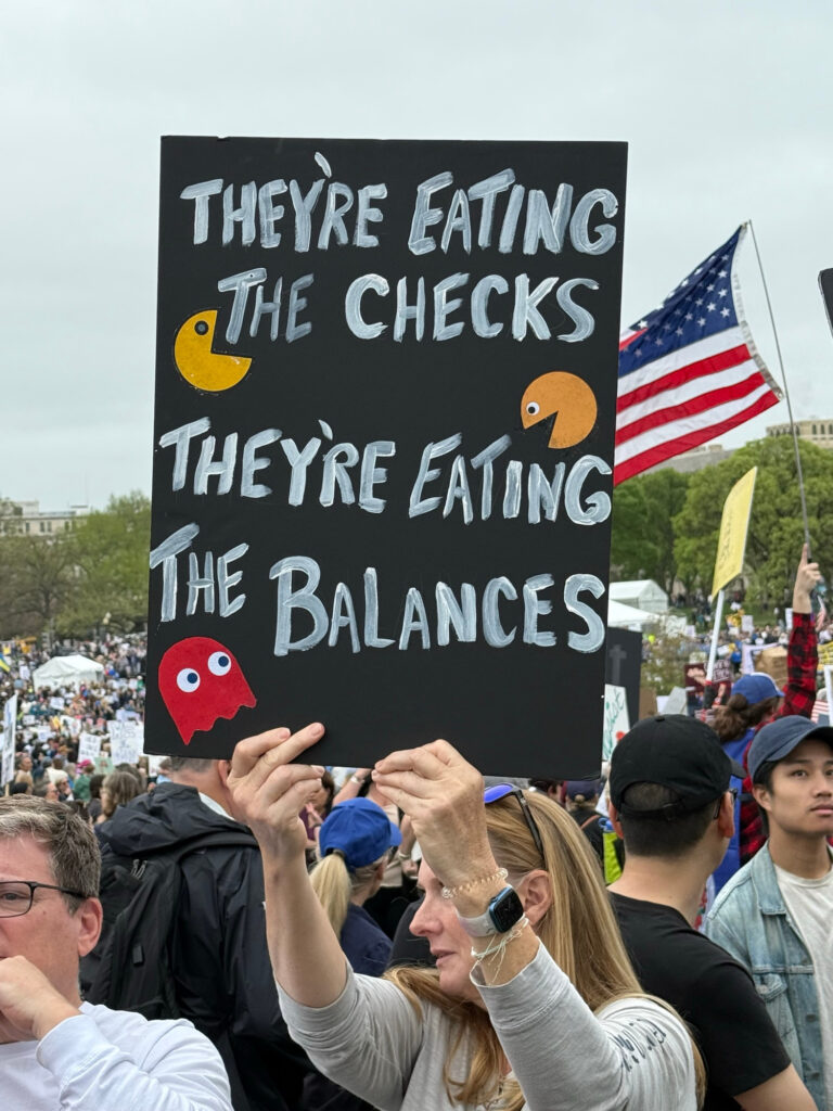 a63f0a22-ba90-48b6-9af3-04fee0a6cc6e-768x1024 Manifestaciones “Hands Off”: El pulso ciudadano contra Trump y Musk