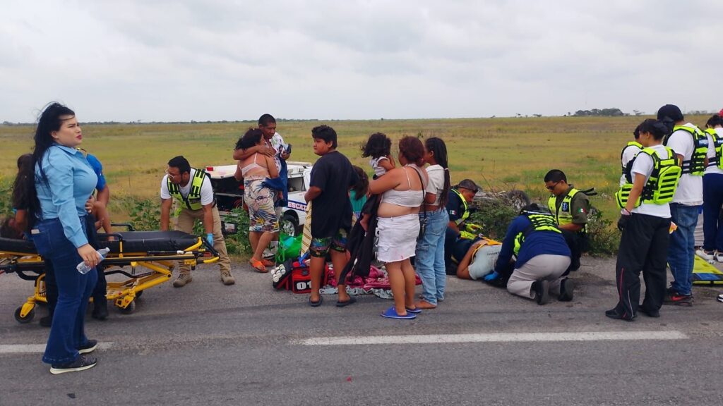 aa3c6eea-a80a-46b4-b3cf-220e3cb2f9a1-1024x576 Volcadura Mortal en Tamaulipas: Muere un Niño y Diez Resultan Heridos en Carretera Matamoros–Ciudad Victoria
