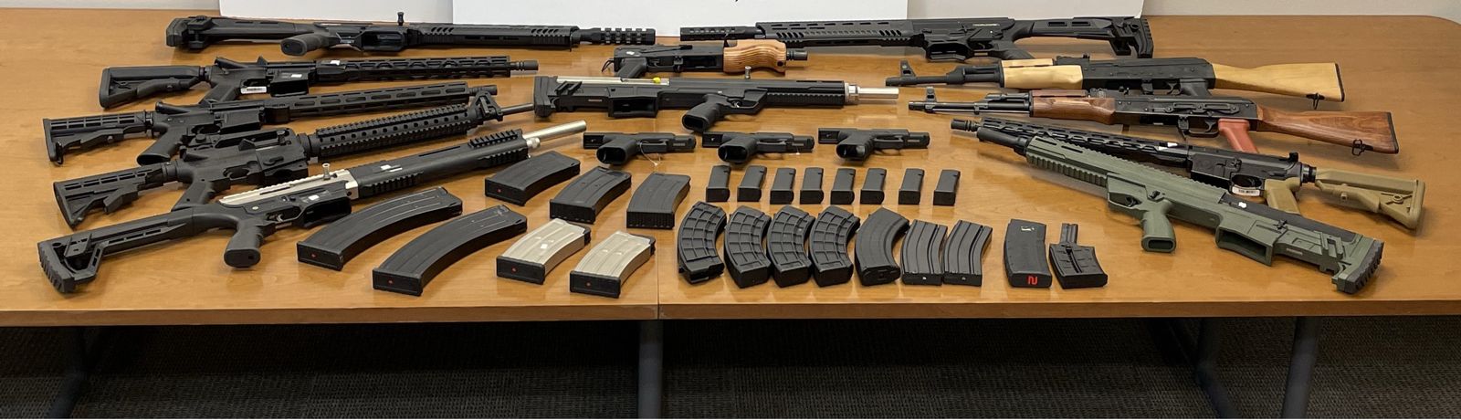 CBP incauta 15 armas y 24 cargadores ocultos en vehículo con destino a México en el Puente Internacional de Del Rio