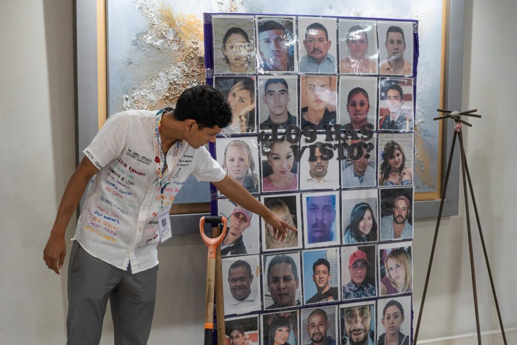 WhatsApp-Image-2025-08-29-at-3.36.09-PM-1024x683 Bordadorxs: Memoria y Resistencia en Piedras Negras ante la Crisis de más de 100 mil Desaparecidos en México